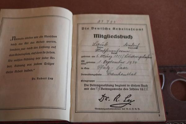 Mitgliedsbuch der Deutschen Arbeitsfront DAF eines Mannes aus Pfalz-Saar